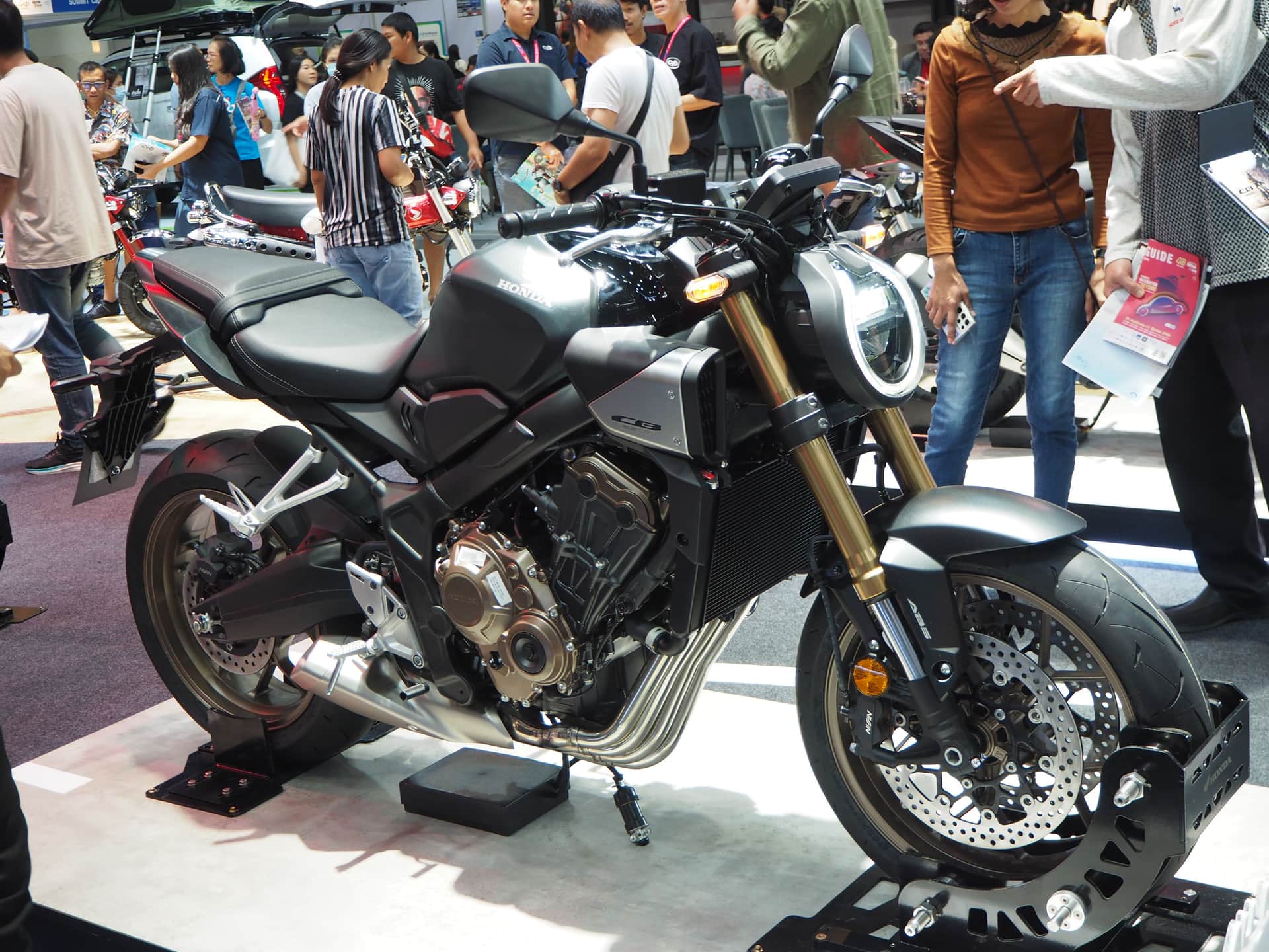 Honda CB650R — เนคเก็ดสี่สูบ 650 แถวเดียว